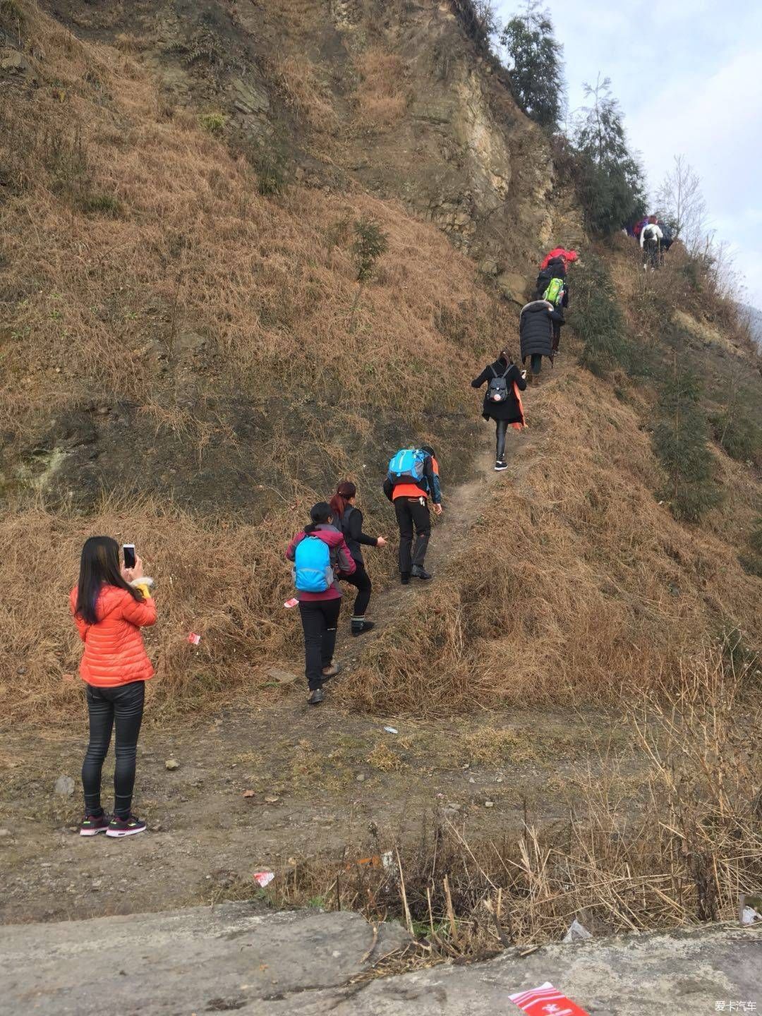 紅峽谷位於德陽市什邡市紅白鎮廣青公路,過了紅白鎮繼續往山裡走,不久