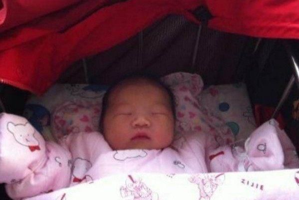 一岁半男宝半夜哭闹,奶奶掀开被子检查后,瞒着