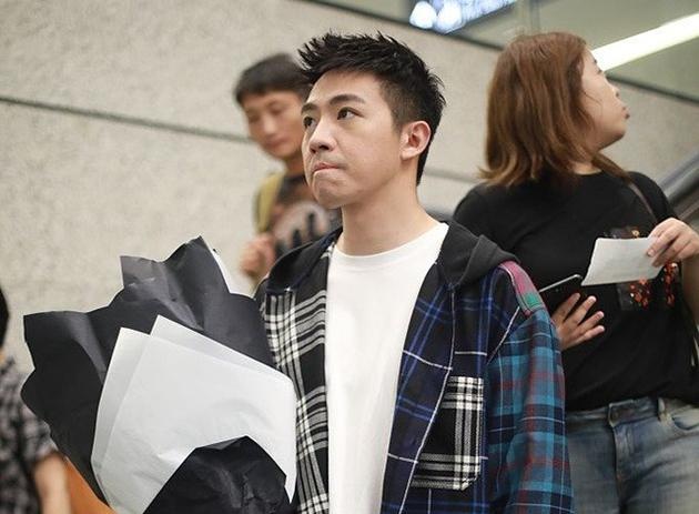 刘烨机场被搂闷头便跑,俞灏明:哥,我委屈! 刘烨机场被搂闷头便跑,俞灏明:哥,我委屈!