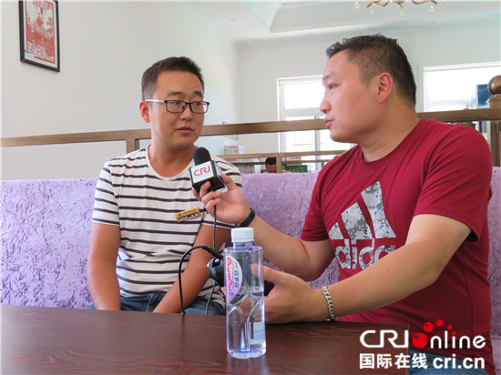 就职于宁夏穆乡韵味旅游管理有限公司的马小兰,是鸣沙村当地的农民,她