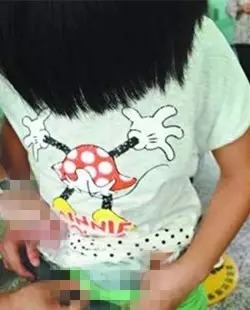 两女子在裤裆装磁铁行窃 将超市奶粉罐吸磁铁上 两女子在裤裆装磁铁行窃 将超市奶粉罐吸磁铁上