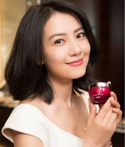 高圆圆的气质短发,简约优雅更显女人味,十足的