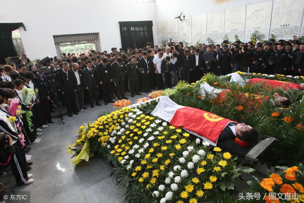 为救2名落水少年,15名大学生手拉手全力营救,