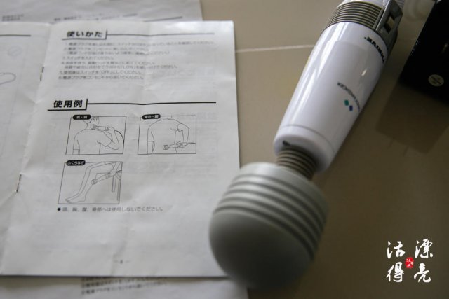 新工作对于丹丹来说是非常新奇的,她需要试用各式各样的情趣用品写下体验感受。测评并不是在上班时间进行,一有产品需要测评时,丹丹会在下班后带回家里。使用前她会先对产品进行细致地消毒。“ 一些产品我还会下午提前在公司充好电或者买好电池,以免测评到一半没电,那就比较尴尬了。” 丹丹笑着说。图为丹丹正在展示曾经测评过的一些产品。