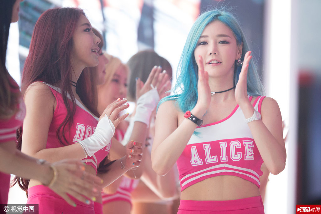 团员换粉色系衣服表演。