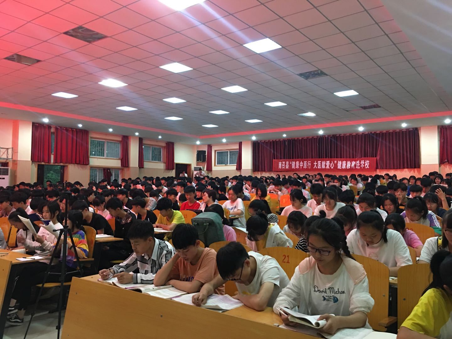 河南健康扶贫活动新亮点 心理科普讲座走进南召现代中学