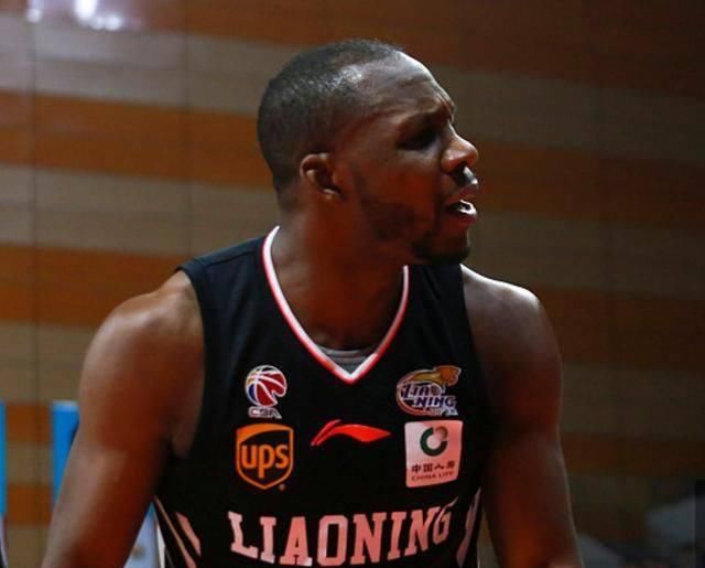 辽宁男篮险胜山西,一人饱受诟病,年薪最高,沦为