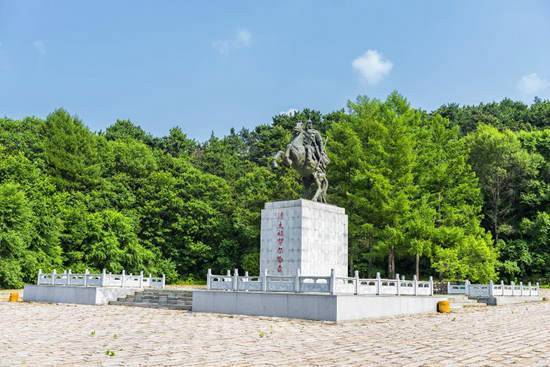 抚顺市萨尔浒景区内努尔哈赤雕像(刘杰摄)