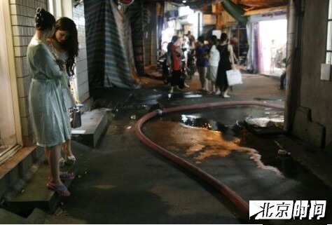 这些姑娘还都青春少女，她们在某种意义，装点了城中村。也许有人反对她们衣着暴露，其实所谓的淑女，不也是一天天地暴露着吗？有的人批评说这社会简直太堕落了，实际上，动不动就拿道德说事的人，也许本来就是不道德的，而此类风景，究竟如何，还是让正人君子们去讨论吧。