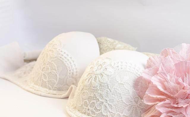 女人怀孕时胸部再一次发育,应该选择什么样的