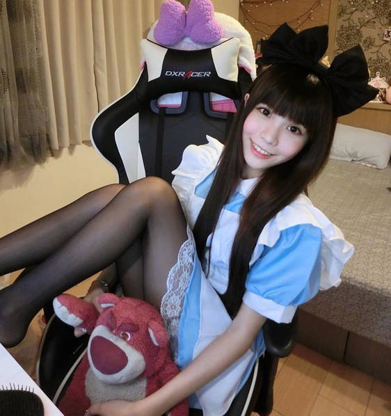 游戏主播往往出美女，《英雄联盟》更是美女主播集中地。近日，台湾美女主播瑀熙晒出性感私照，穿黑丝露美腿诱人。