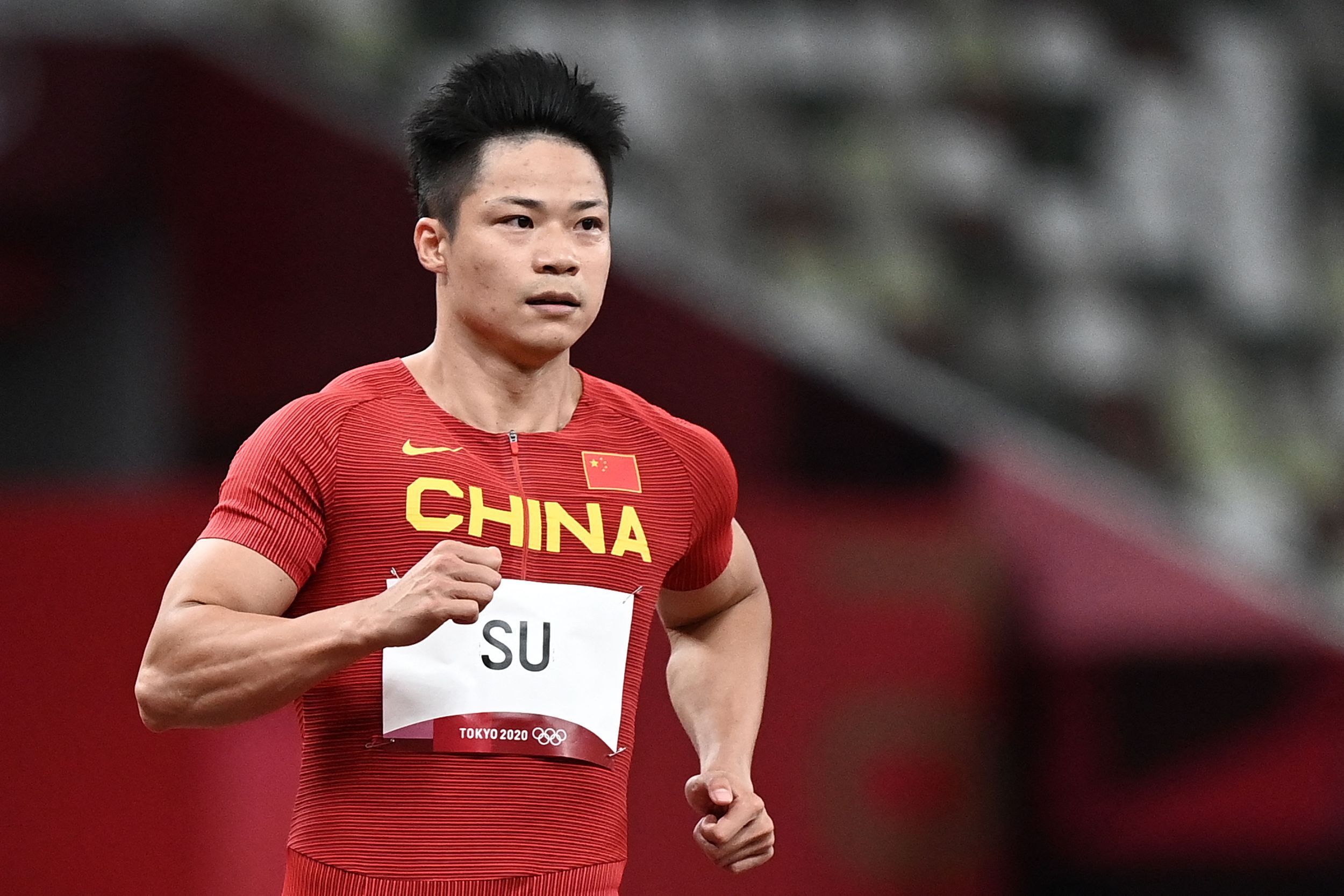 10秒05!苏炳添回头望月 轻松晋级田径男子100米半决赛