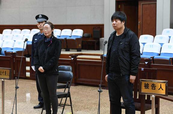 冯某的辩护人则表示,王红珍有索贿的行为,希望对冯某从轻处罚.