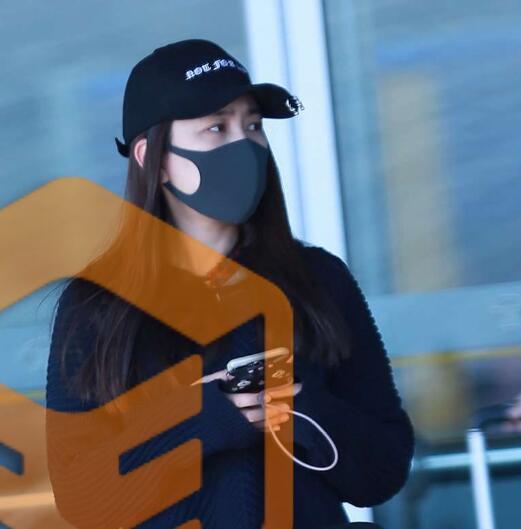 马苏独自现身机场,素颜戴口罩难掩倦容