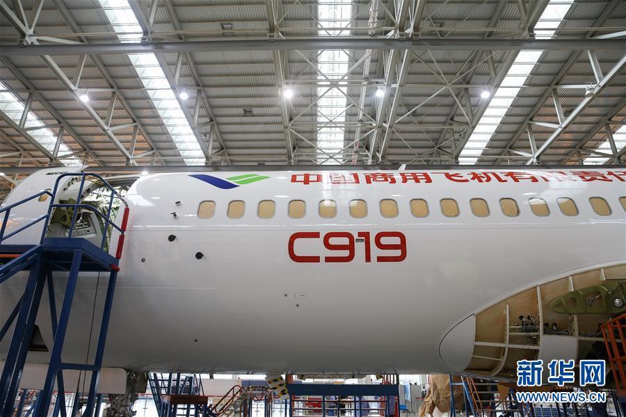 C919大型客机102架机停放在中国商飞公司上海飞机制造有限公司总装车间内（10月18日摄）。10月18日，记者来到中国商飞公司上海飞机制造有限公司总装车间，探秘C919大型客机102架机。据悉，C919大型客机102架机已于10月11日完成整机喷漆工作，目前正在进行发动机安装调试、试飞测试系统改装和开车前的地面功能检查试验等工作，计划近期推出总装厂房，开展外场功能试验。