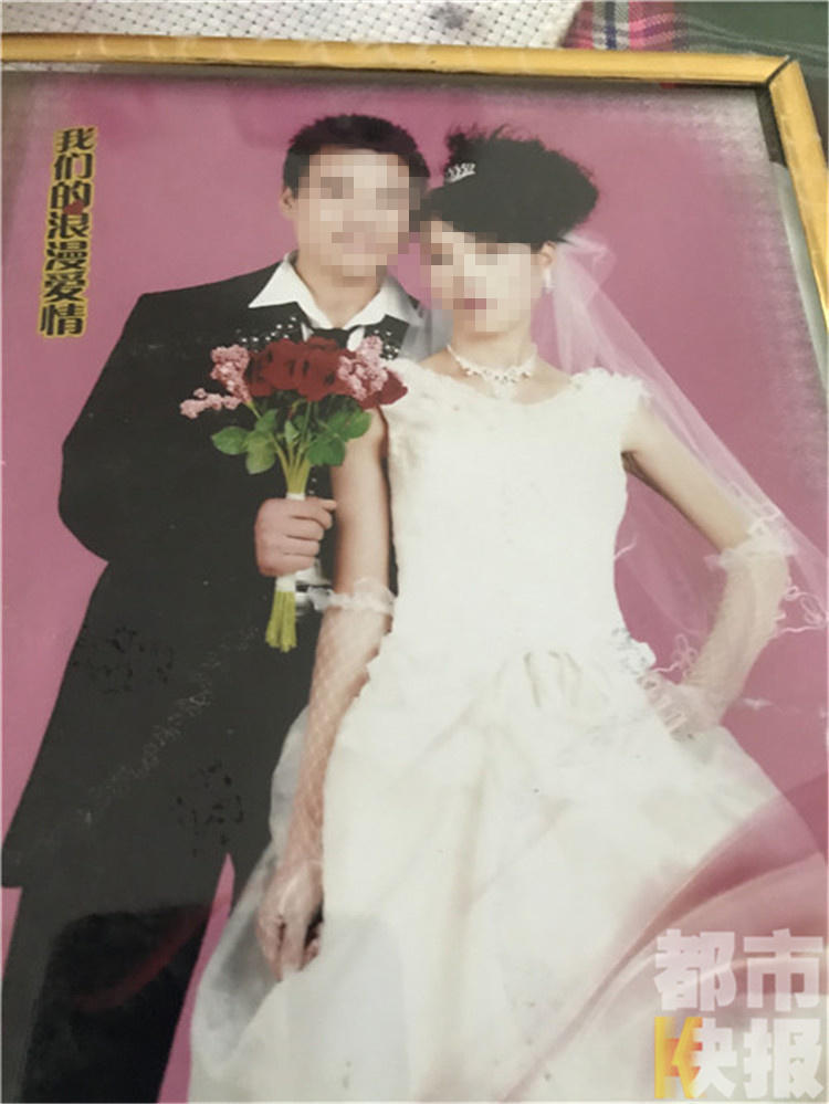 随后记者来到了蒲城县公安局刑侦大队,李燕萍死亡一案他们正在侦办 具体细节不便透露,但是可以确定的是,李燕萍在死前曾经遭受过她的丈夫以及婆婆的殴打。目前,她婆婆路某,丈夫 马某已经因涉嫌故意伤害罪被刑事拘留,目前关押在蒲城县看守所。
