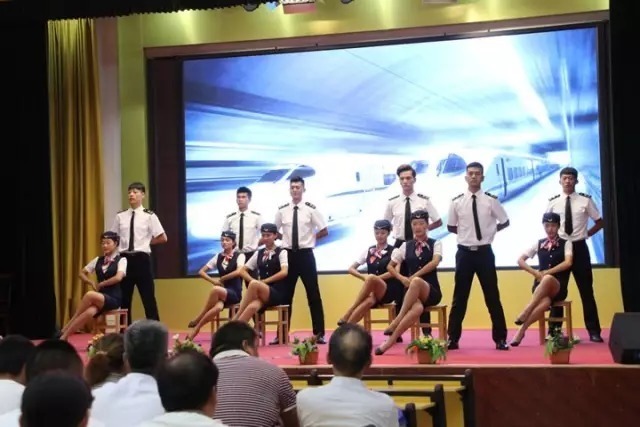 渭南市轨道交通运输高级技工学校招生说明会上学生专业技能展示登峰造极