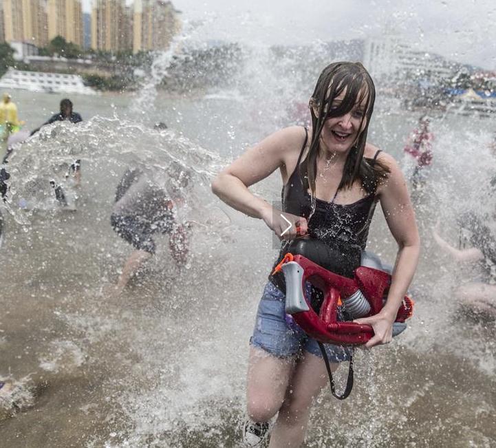 万人狂欢,西双版纳泼水节和泰国泼水节有什么关系? 万人狂欢,西双版纳泼水节和泰国泼水节有什么关系?
