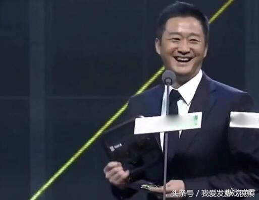 吴京战狼2获奖说感言没提谢楠,何炅咳嗽提示,