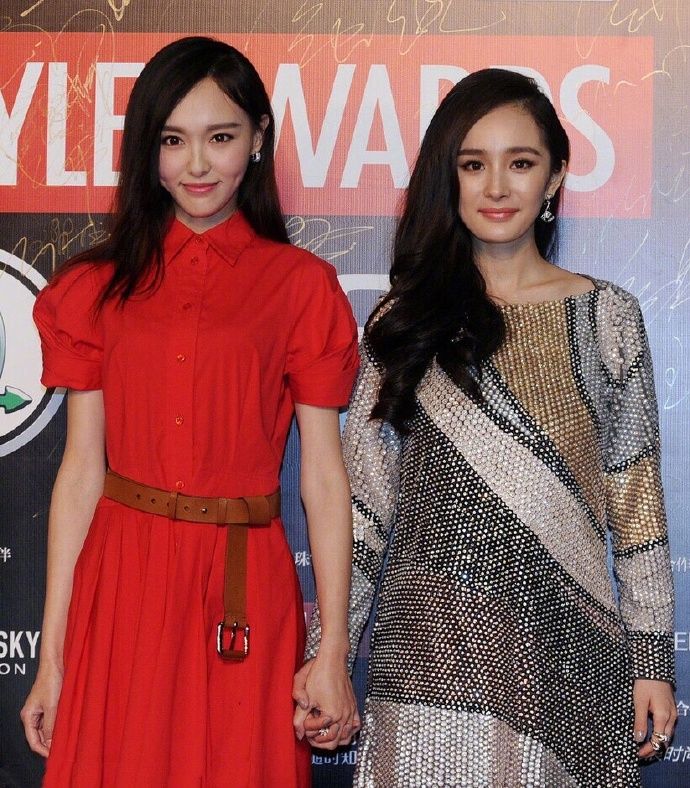 杨幂唐嫣牵手亮相红毯大秀闺蜜情,一个优雅端庄,一个美艳动人