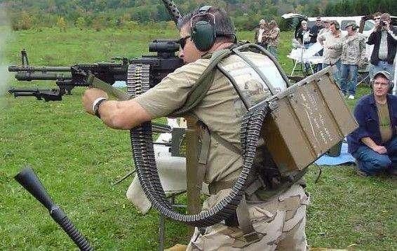 这种弹链背包一次可以500发子弹