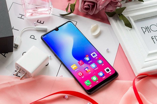 努比亚Z18到底怎么样?网友们都吵翻天了!