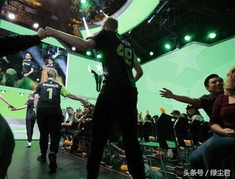 亲爹鼓励儿子辍学玩游戏当电竞选手,网友:这样