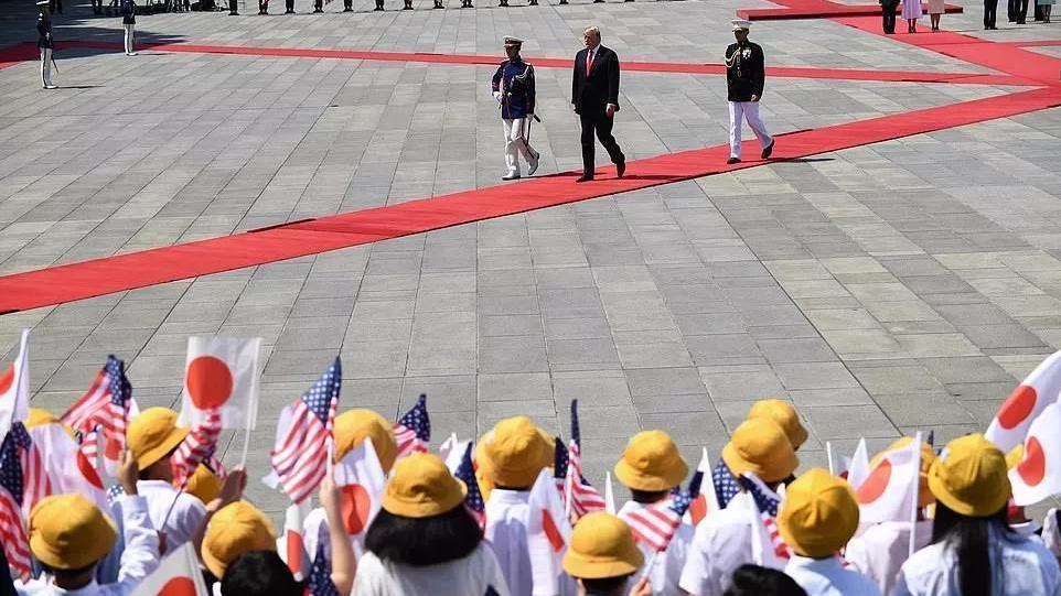 新天皇高规格欢迎特朗普，举旗的日本小孩“遭罪了”