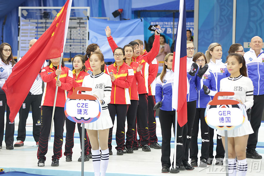 中国队的教练和选手们向观众席的观众们挥手,十分开心。