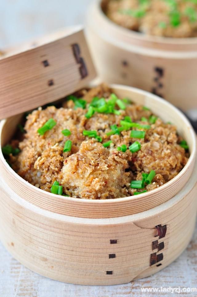 燕麦米粉蒸排骨是一道经典的家常菜