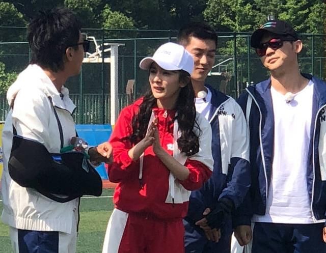 杨幂ab跑男同框!杨幂胸大腿长身材明显比ab好