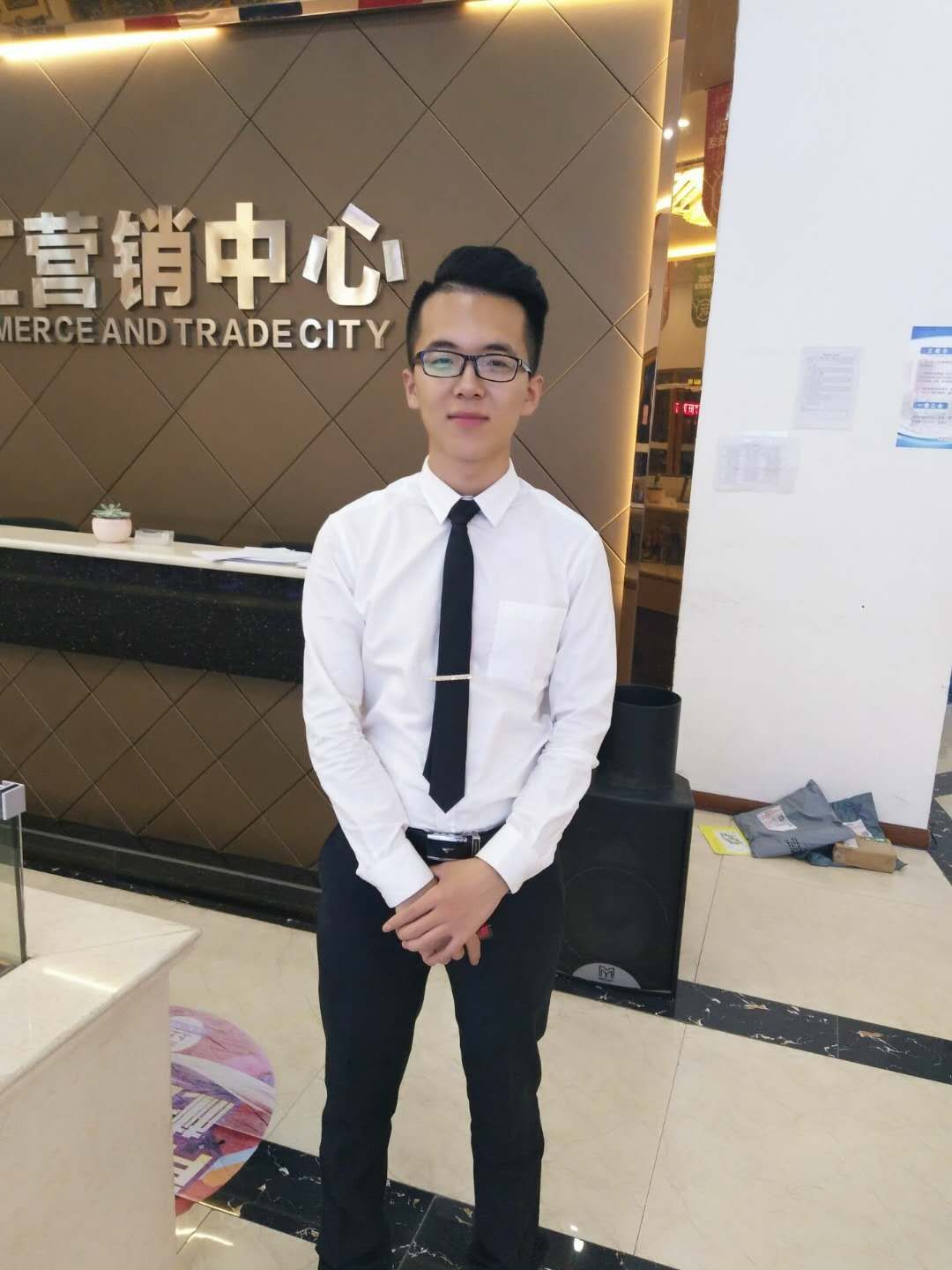 帅哥感慨当商铺销售员没住宅销售员好,一个月