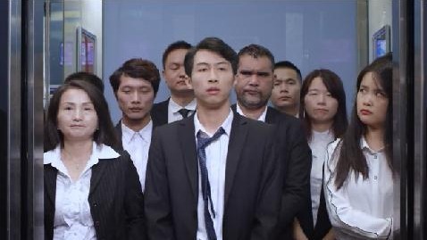 小老弟，在电梯里你不要这样