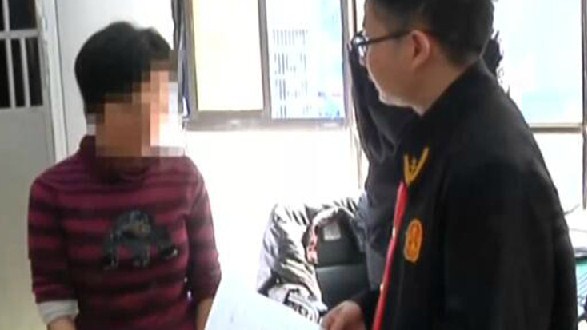 扔鞋抡法槌追打前夫 女子扰乱法庭秩序被拘