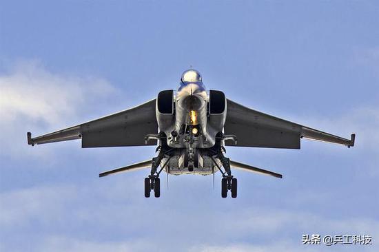 我军飞行员披露歼轰7试飞意外 方向舵座舱盖都