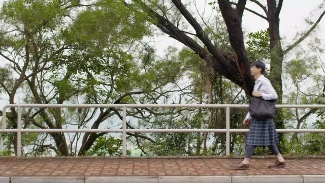 教授称以前就很羡慕女生可以穿裙子，尤其是在夏天，穿裙子真的会比较舒服。加上他自己喜欢设计，如果每次都只是做裤子，其实能发挥的空间很有限，于是就尝试设计做了裙子。