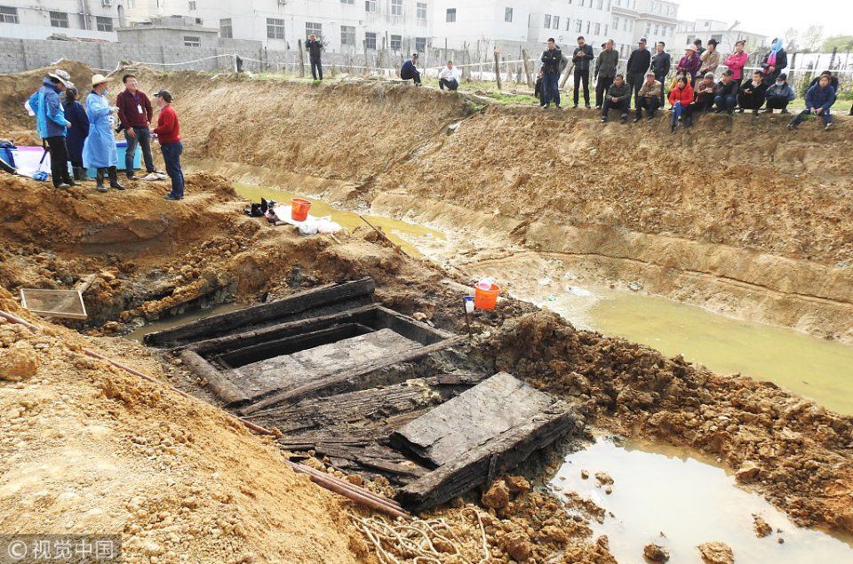 { 2018年3月29日,江苏连云港,工作人员在古墓现场进行挖掘清理 }