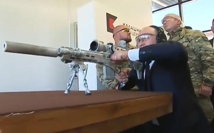 英国每日邮报称，靶子距离普京600米左右，普京开5枪，3枪击中目标。