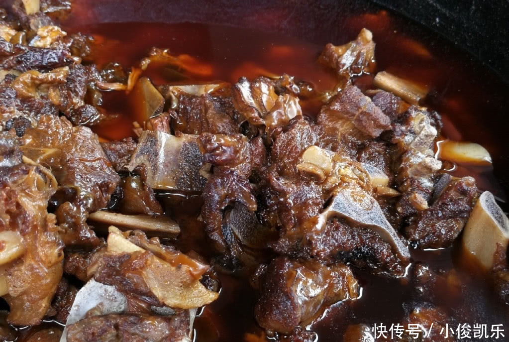 姑娘大学毕业嫁给农村男朋友,亲戚笑话,婚宴堵