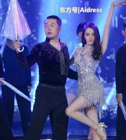 迪丽热巴直播领奖,频繁捂胸口遭网友吐槽:身材