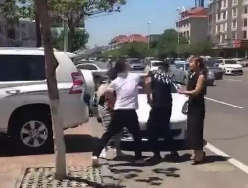 车被堵打了20多个电话保时捷车主才现身,一见