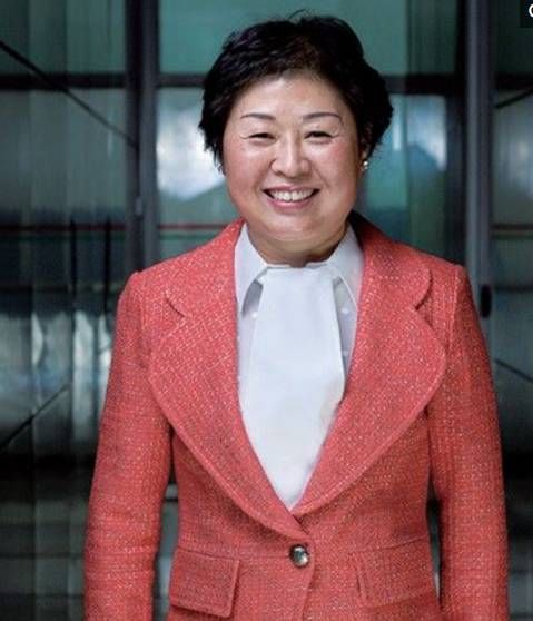 中国第一位女首富,白手起家身价770亿,却移民