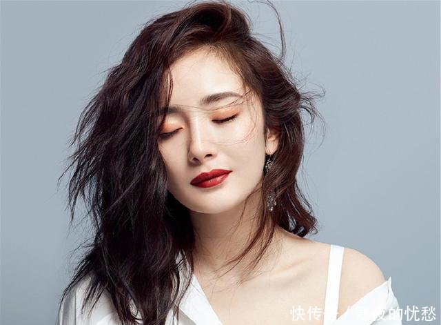 杨幂这鞋跟也太细了吧,特别像脚踩两根针,简