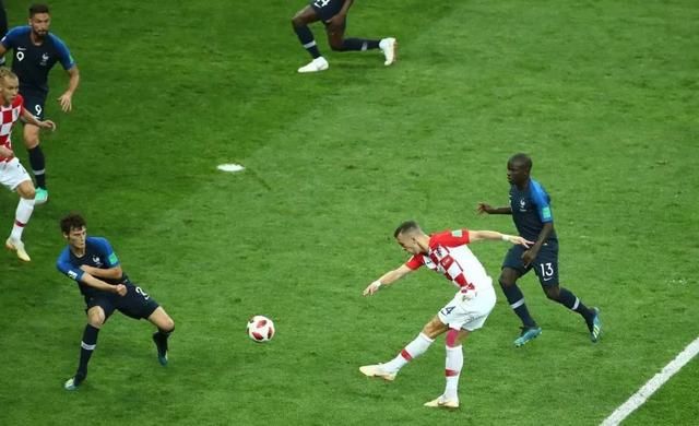 法国 4:2胜克罗地亚 第二次捧起世界杯