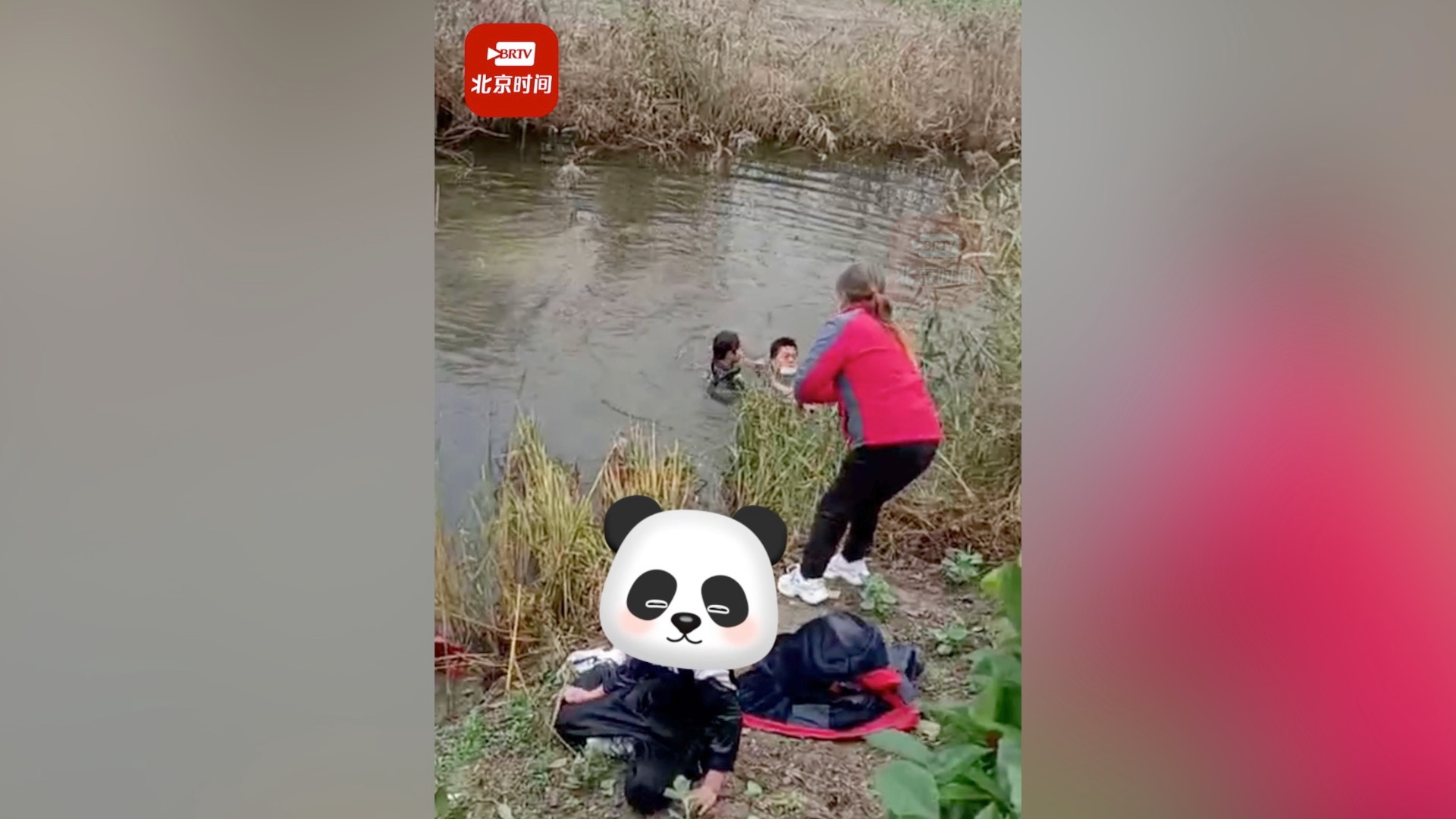 两孩子骑电动车坠河过路男子跳河救人