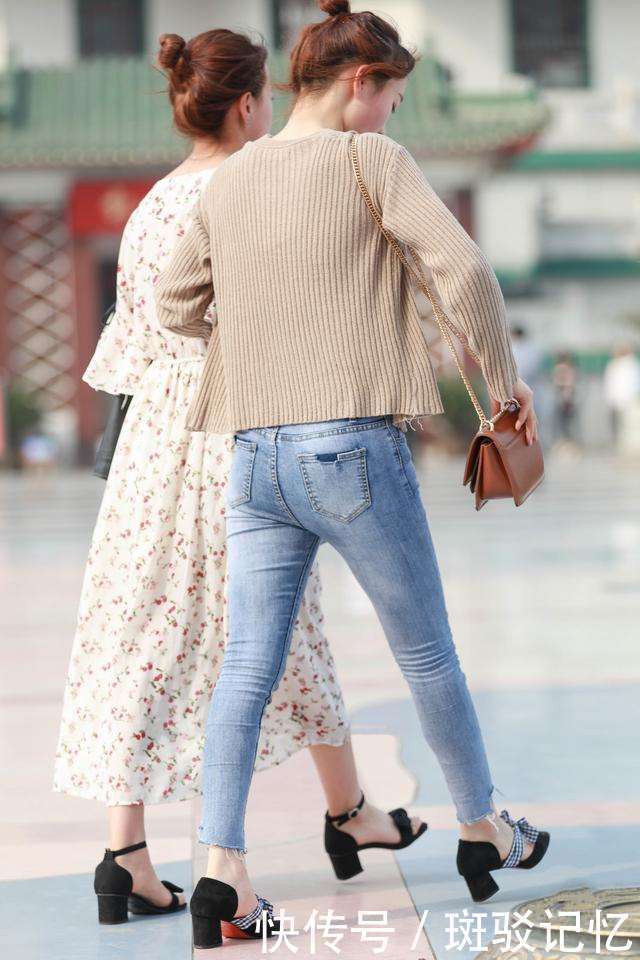 街拍:身材微胖的都市女孩,牛仔短裤轻松秀长腿