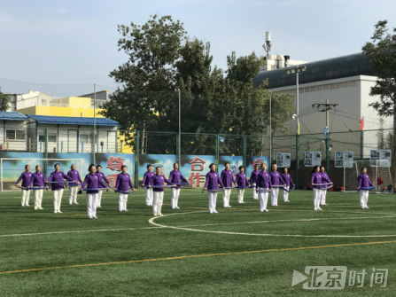 西城区新街口腾退空地变身足球场 老街区焕发新活力