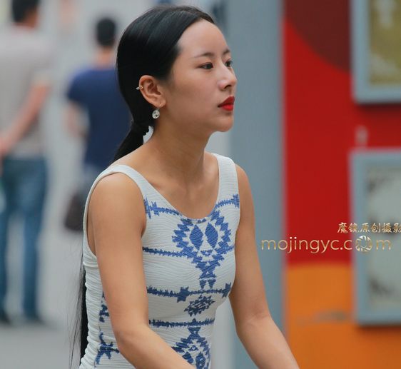 街拍,年轻辣妈长相酷似刘诗诗,白色短裙尽显长