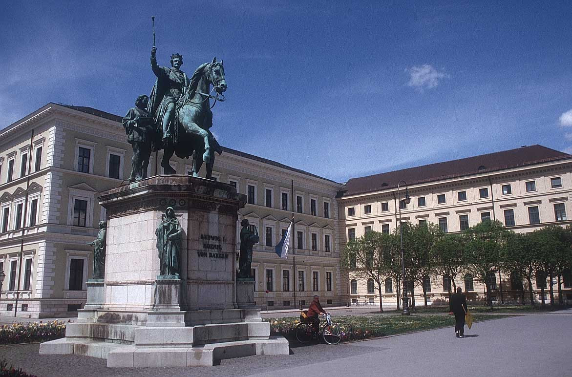 of governance,主要依托成立于1950年的慕尼黑政治学院/巴伐利亚公共