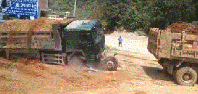 搞笑GIF趣图:帅哥,你打着这把伞走过去,估计要